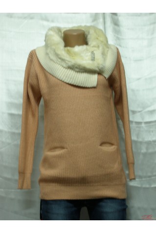 Свитер с меховым воротником